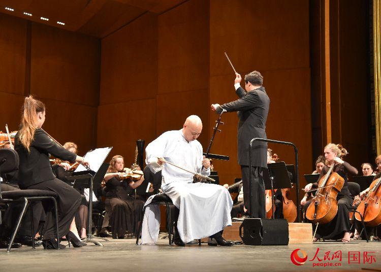 旅法二胡演奏家果敢与法国科隆乐团联袂献艺。人民网记者 刘玲玲摄