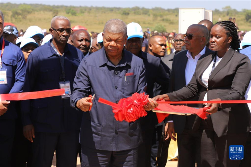5月12日，安哥拉总统洛伦索（前左）参加安哥拉马兰热省供水系统巩固工程交付仪式并剪彩。新华社记者 吕诚成 摄