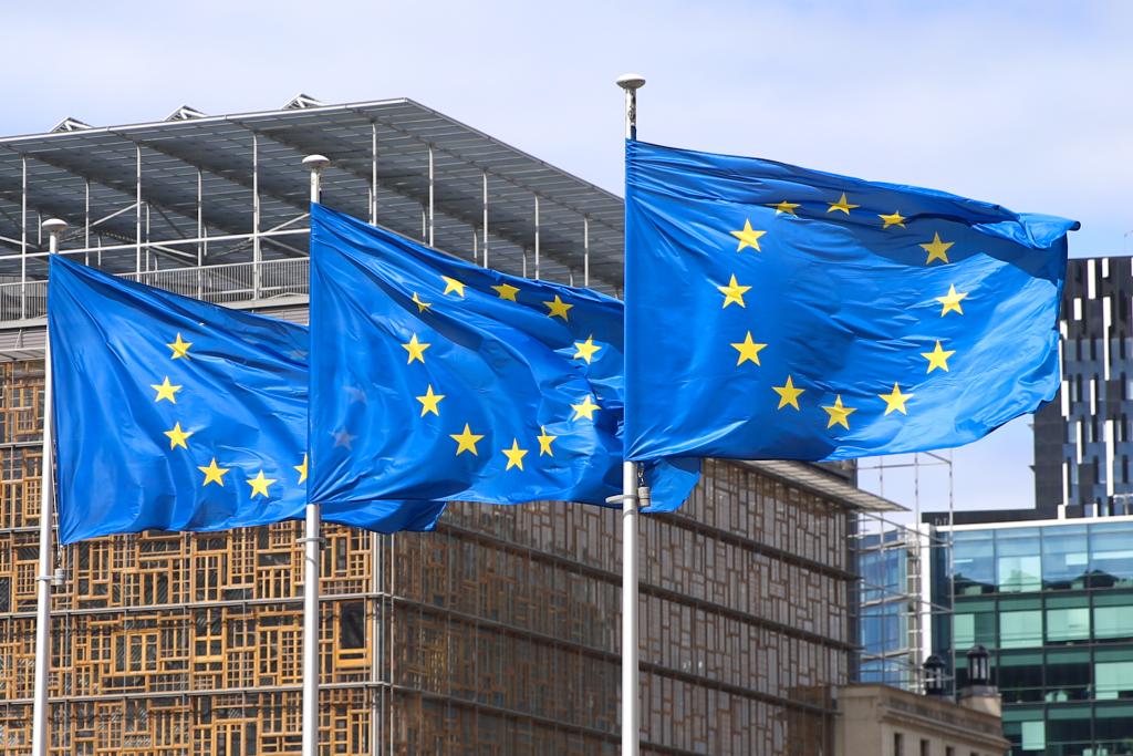 2021年5月21日，欧盟旗帜在比利时布鲁塞尔的欧盟总部外飘扬。新华社记者郑焕松摄