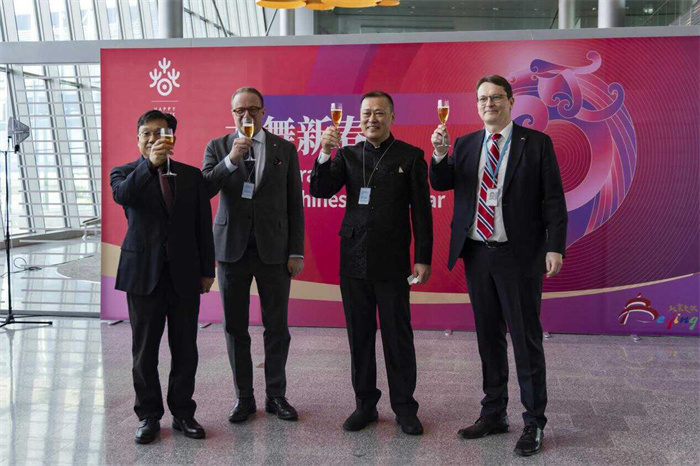 中国驻芬兰大使王同庆与芬方嘉宾祝贺“你好，北京”及吉庆生肖设计大赛图片展开幕。中国驻芬兰大使馆供图