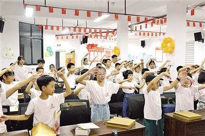 332名职工子女欢聚暑托班  解决职工家庭暑期“看护难”问题