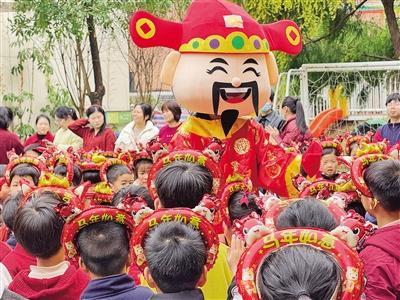 迎春贺新  萌娃归园  蜚山幼儿园创意开学礼暖意融融